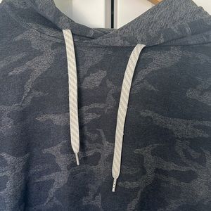 Vuori | Halo Crop Funnel Neck | Charcoal Tortoise | size S